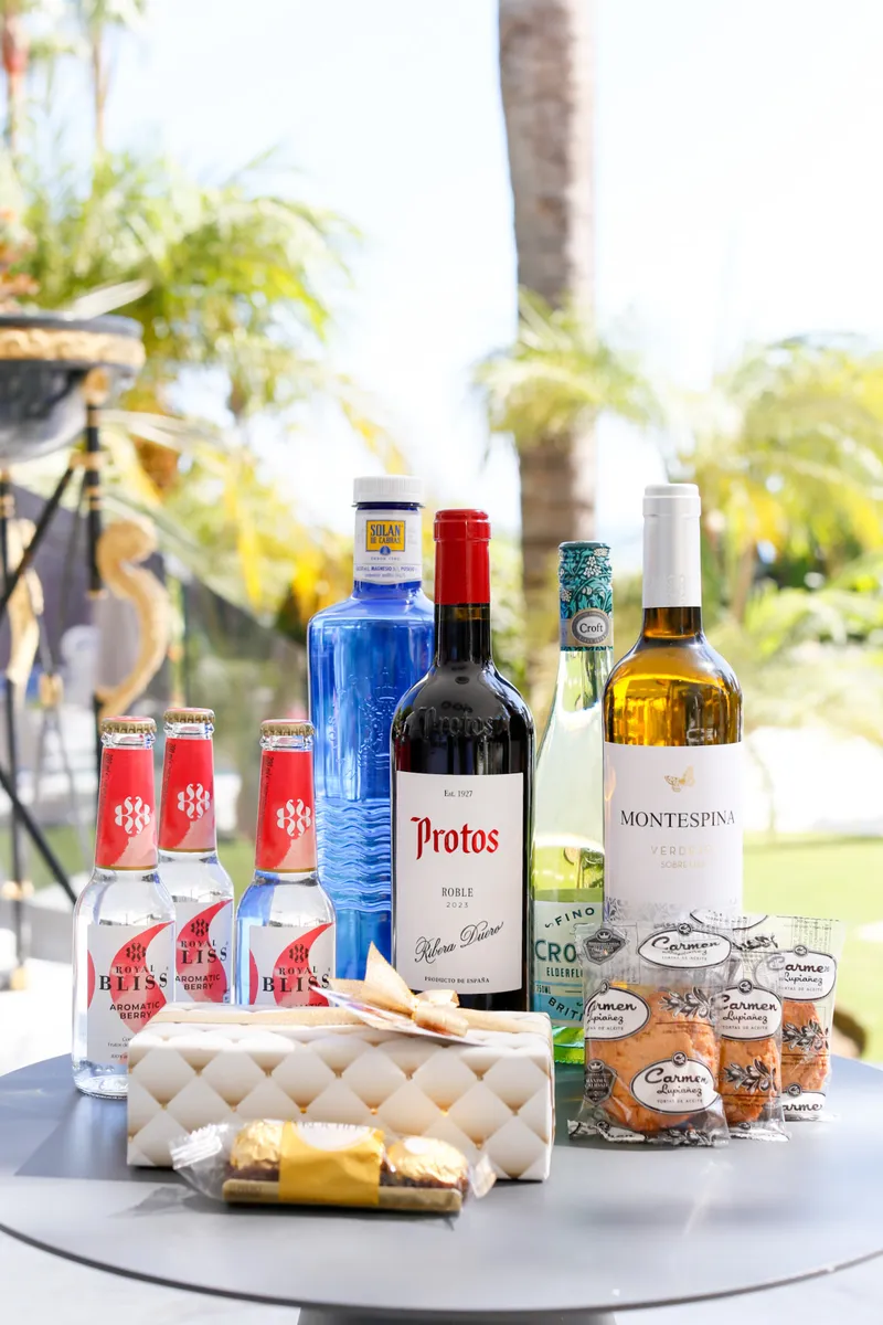 Una mesa de bienvenida para los huéspedes: vino, agua, tónica y dulces locales.